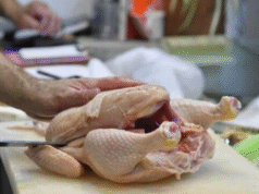 «Nos van a salir alitas»: el consumo de pollo es el más alto de la última década