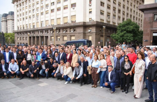 El reclamo de intendentes a Caputo: contra el ajuste y la paralización de las obras