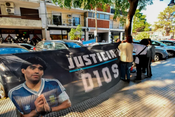 Juicio por la muerte de Maradona: Declara Víctor Stinfale y hablará por primera vez el enfermero acusado Mariano Perroni