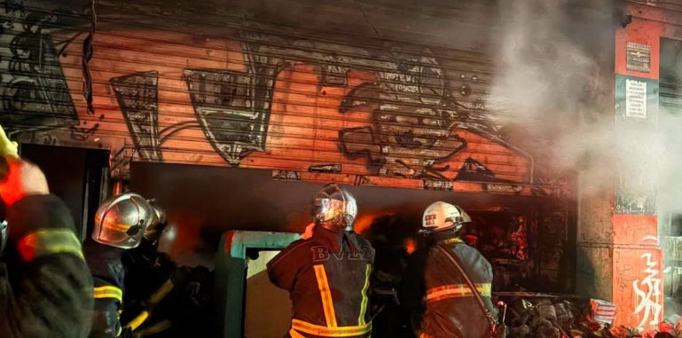 Feroz incendio destruyó un comercio en San José: amplio operativo de bomberos evitó una tragedia mayor