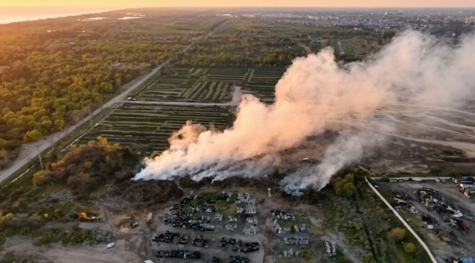 Incendio en Sarandí: trabajan diez dotaciones de bomberos y el humo afecta la autopista Buenos Aires-La Plata
