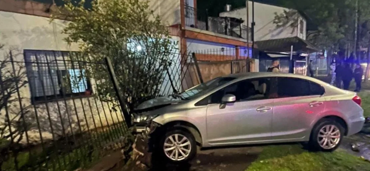Longchamps: subió a la vereda, se incrustó en el frente de una casa y escapó