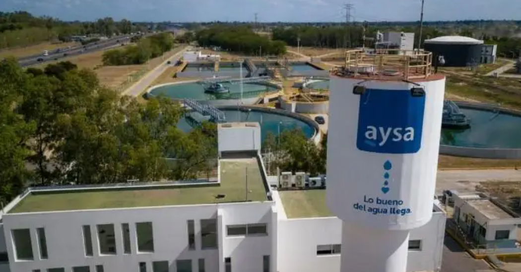El gobierno de Milei le vendió AySA al dueño de Edenor y Metrogas